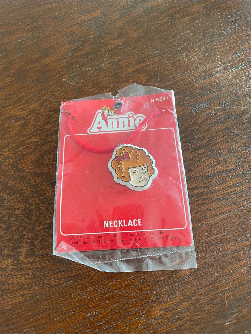 Annie Red Pendant Necklace with Cartoon Face Charm new 1961